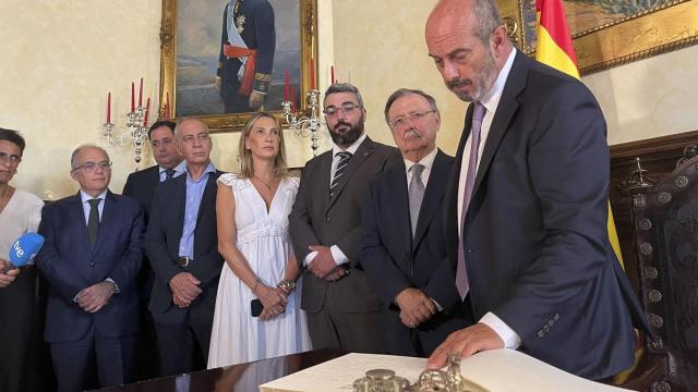 El presidente del Senado, Pedro Rollán, en presencia del presidente de Ceuta, Juan Jesús Vivas, en la ciudad autónoma.