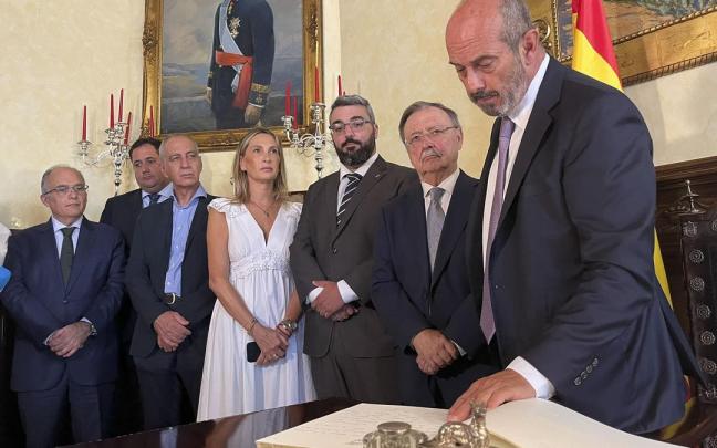 El presidente del Senado, Pedro Rollán, en presencia del presidente de Ceuta, Juan Jesús Vivas, en la ciudad autónoma.