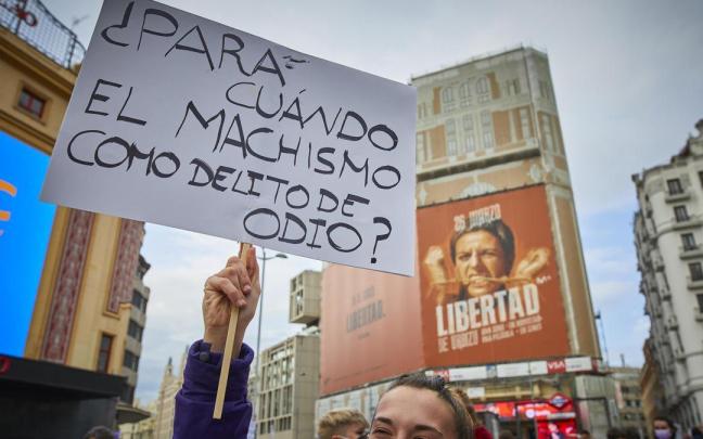 Unas mujer sostiene una pancarta donde se leer "¿Para cuándo el machismo como delito de odio?". Unas mujer sostiene una pancarta donde se leer "¿Para cuándo el machismo como delito de odio?".