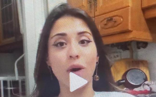 La tiktoker de Vitoria Belén Santo (santobelen_) ha subido un vídeo de algo más de dos minutos abriendo huevos kinder que está arrasando.