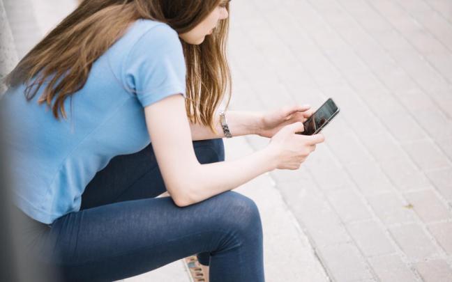 Está comprobado que los algoritmos muestran a los chicos adolescentes contenido violento y misógino, y a las chicas contenido para que se sientan mal consigo mismas.