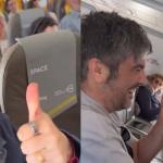 José y David Muñoz, sonrientes dentro del avión.