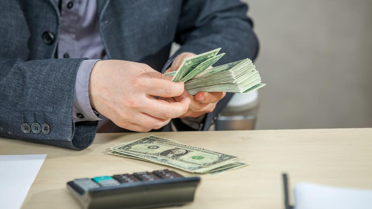 Hombre contando dinero.