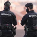 Dos agentes de la Ertzaintza.