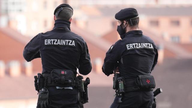 Dos agentes de la Ertzaintza. Dos agentes de la Ertzaintza.