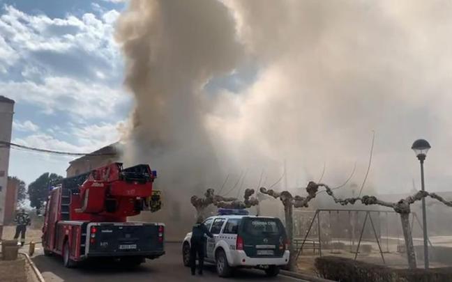 Humareda elevándose de la vivienda.