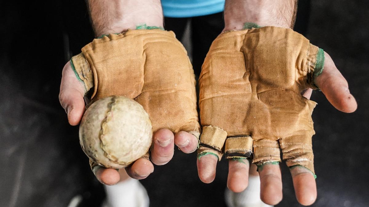 Beñat Zubizarreta posa en el frontón de Amorebieta-Etxano.