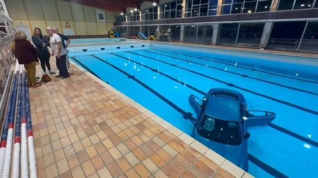 El coche, al fondo de la piscina municipal.