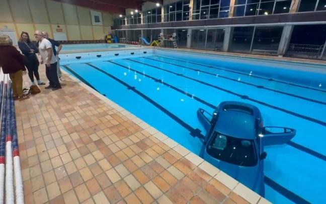 El coche, al fondo de la piscina municipal.
