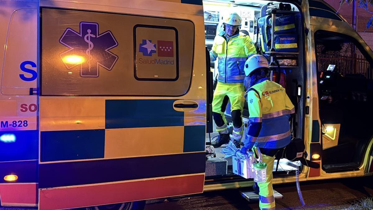 Una ambulancia del SUMMA 112, el servicio de Urgencia Médica de la Comunidad de Madrid, recoge al hombre herido.