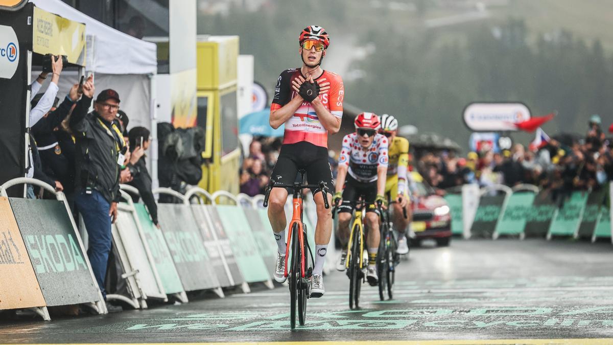 Arensman celebra la victoria.