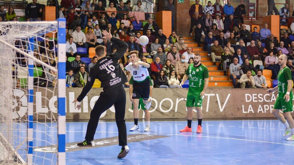 Lanzamiento de Mikel Redondo a la portería defendida por Ante Grbavac.