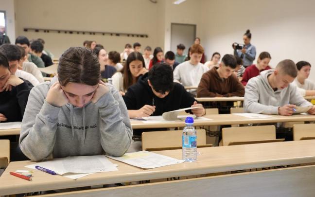 En junio aprobó 96,73% de los 12.297 estudiantes de Bachillerato que realizaron la PAU en Euskadi. / Iker Azurmendi En junio aprobó 96,73% de los 12.297 estudiantes de Bachillerato que realizaron la PAU en Euskadi.