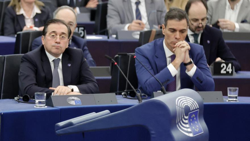 El ministro de Exteriores, José Manuel Albares, y el presidente español, Pedro Sánchez, en Europa.