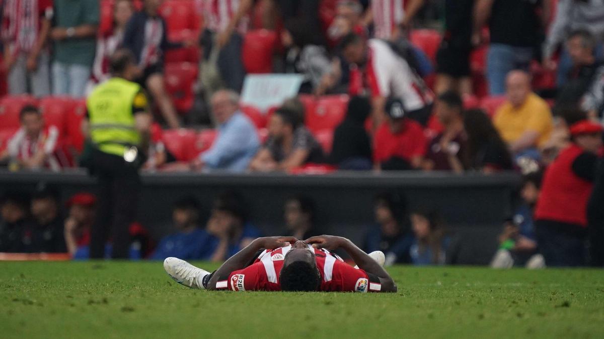 Iñaki Williams se lamenta en el suelo al término del partido ante el Elche.