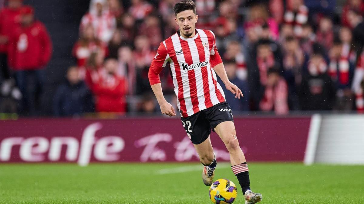 Nico Serrano en un partido con el Athletic