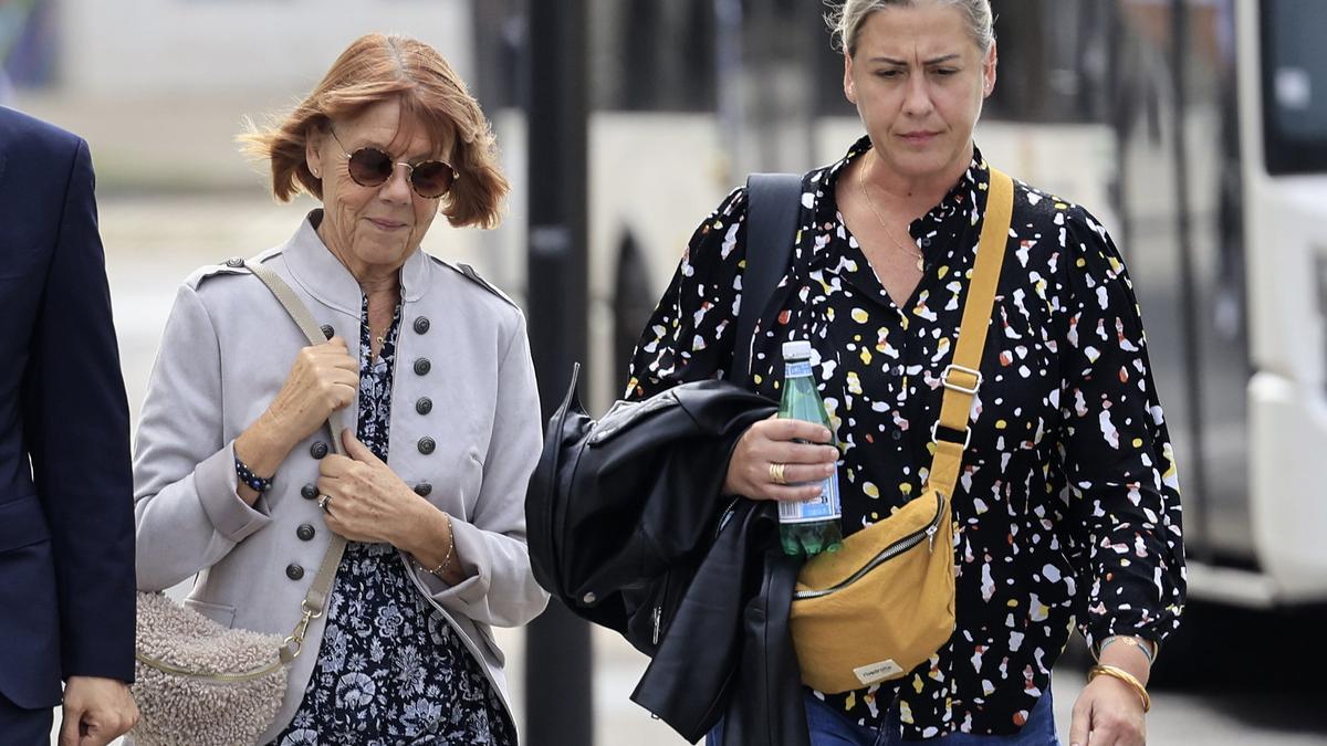 Gisèle Pelicot, junto a su hija al acudir al juicio.