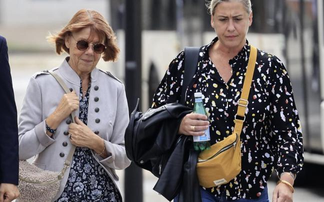 Gisèle Pelicot, junto a su hija este martes al acudir al juicio.