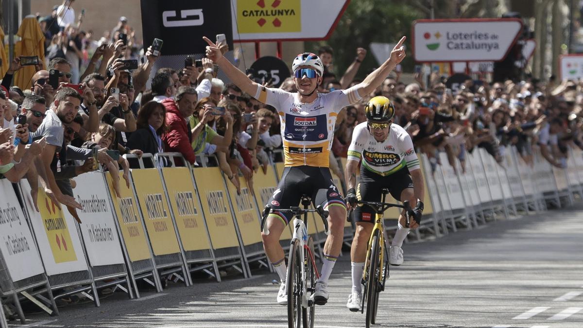 Evenepoel cruza la meta por delante de Roglic.