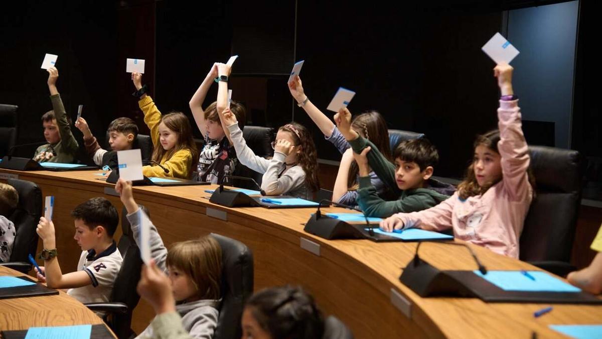 Escolares, durante el pleno