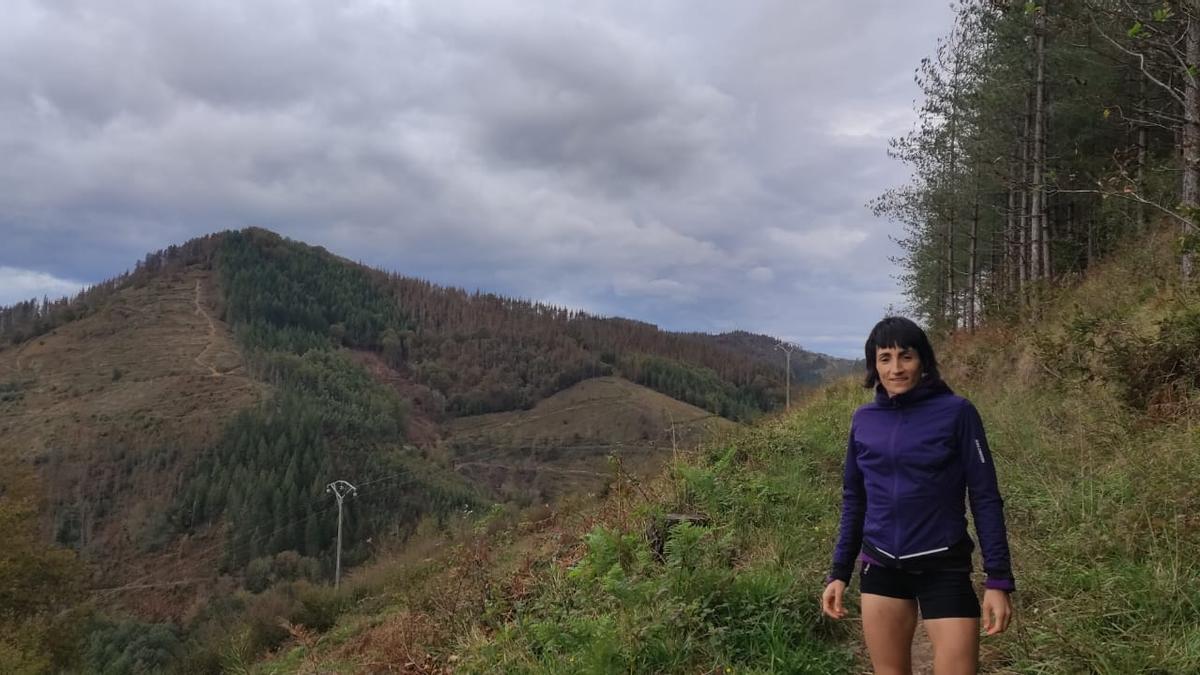 Oihana con el monte Erdella detrás