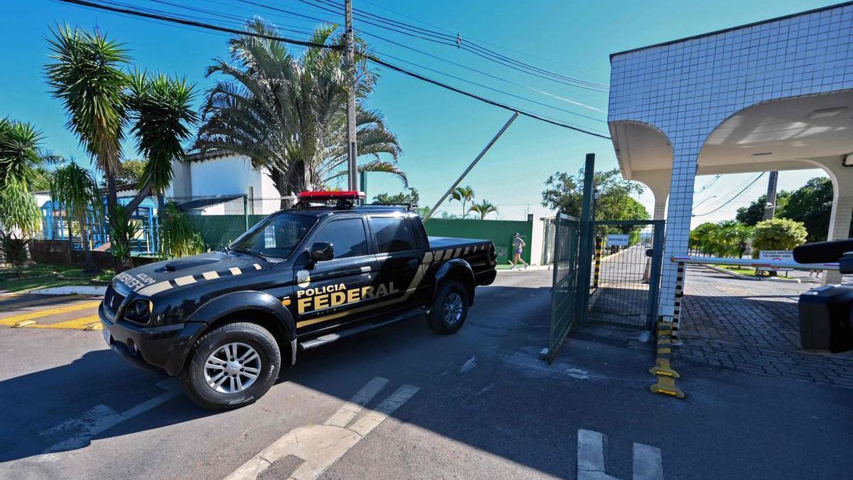 La Policía Federal de Brasil ante la casa de Bolsonaro.