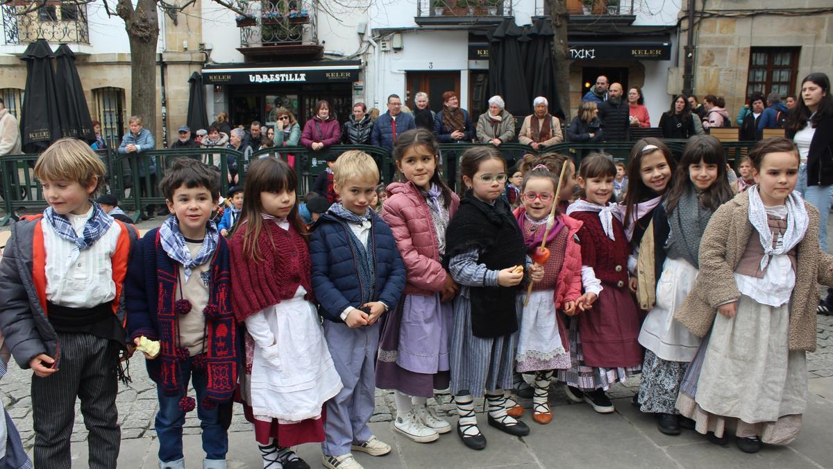 Eskoriatza recibe al Carnaval con el Urdelardero Eguna