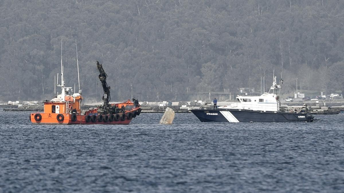 Reflotan el narcosubmarino de la ría de Arousa, sin encontrar droga