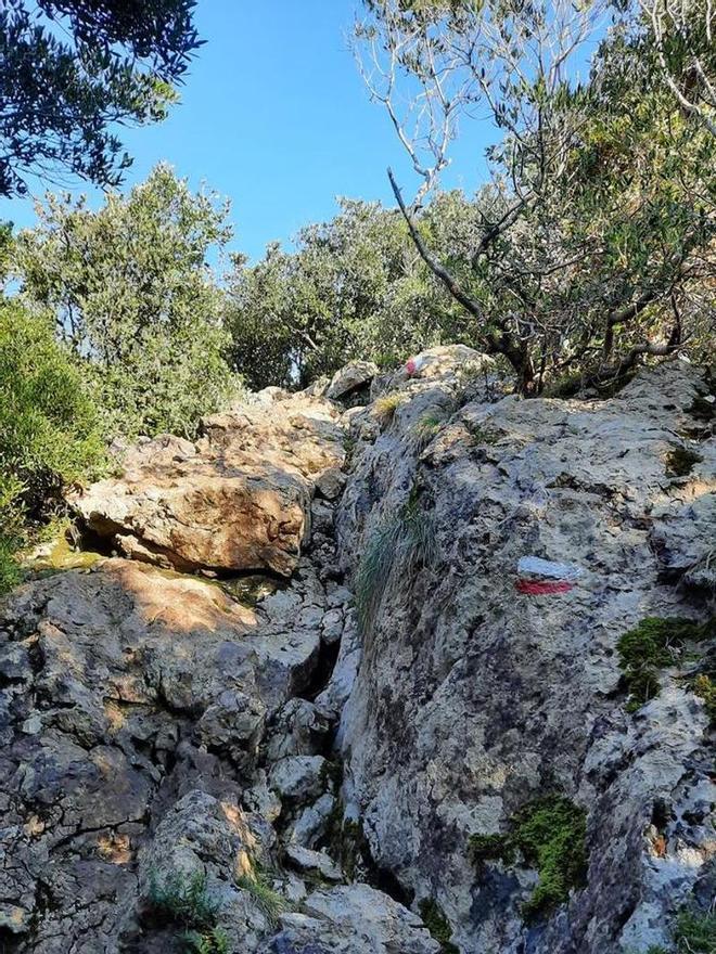 Subida Talaia entre rocas marcadas