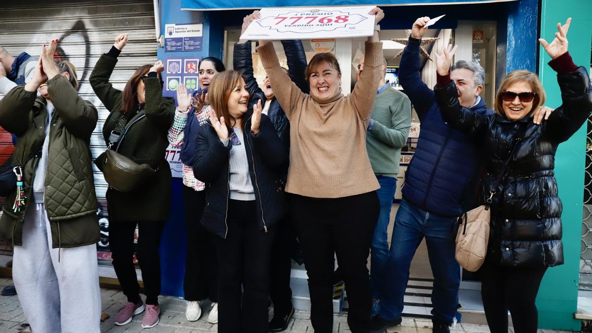 Una administración de loterías celebra un premio