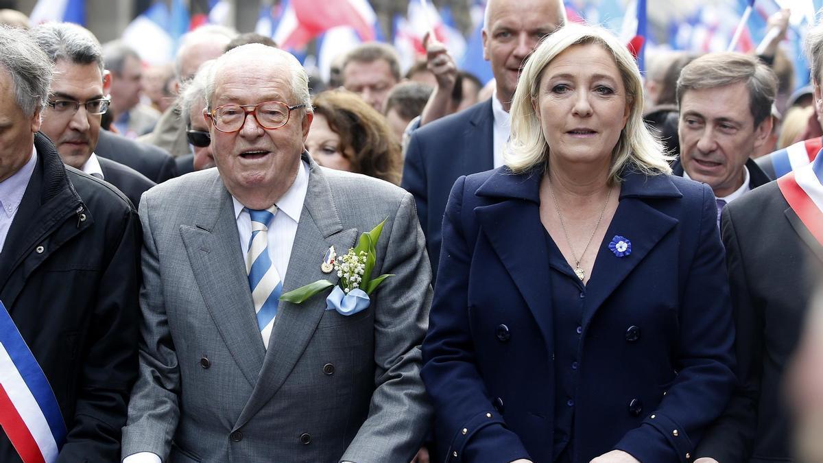 El fundador del Frente Nacional francés, Jean-Marie Le Pen, y su hija y actual presidenta de la formación, Marine Le Pen, en una imagen de archivo.