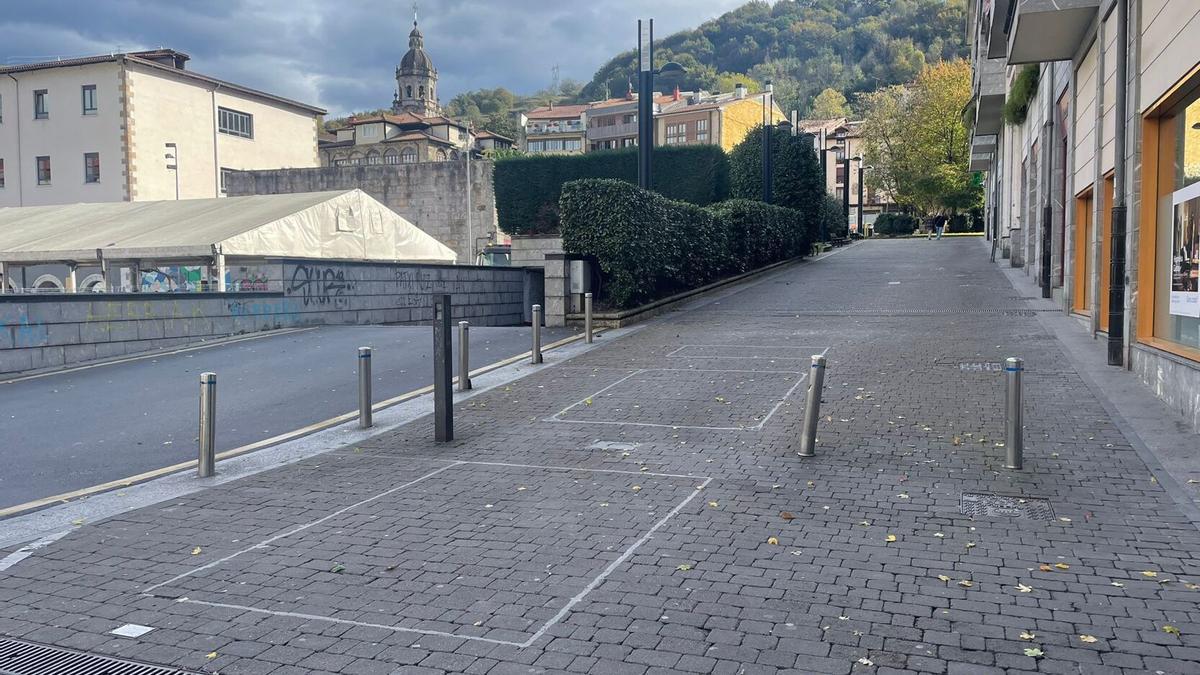 La calle Ikerleku, desde donde se plantea el acceso a los garajes de las futuras viviendas del Novedades.