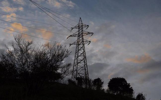 Imagen de archivo de un tendido eléctrico.