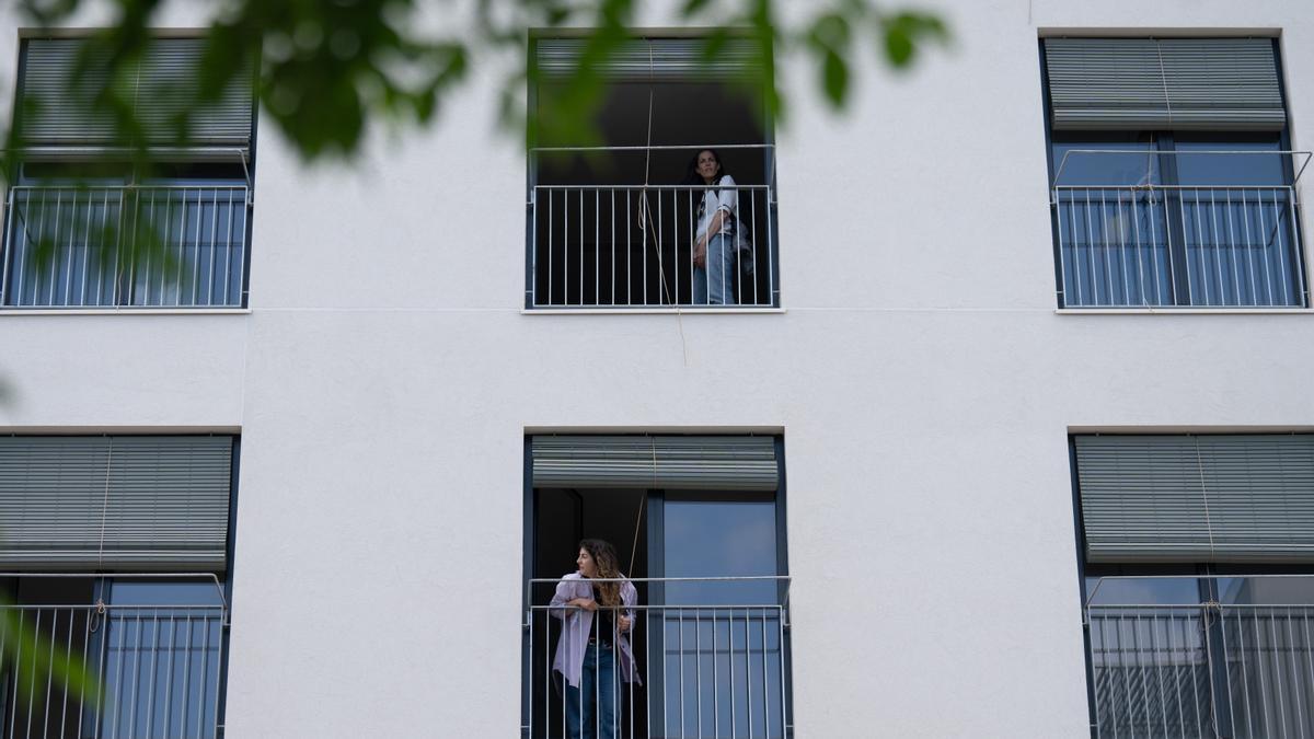 El texto establece medidas en el ámbito de la obra pública, administrativas y en materia de urbanismo y vivienda.