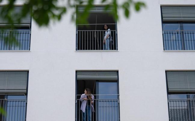 El texto establece medidas en el ámbito de la obra pública, administrativas y en materia de urbanismo y vivienda.