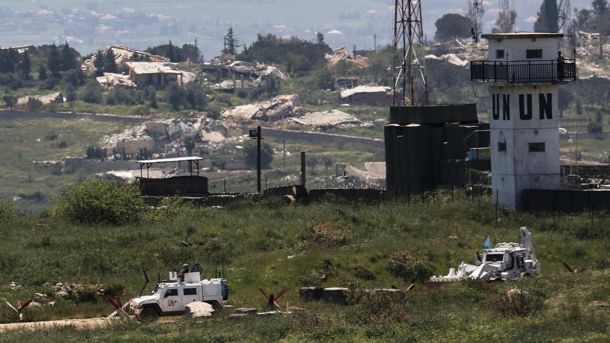 Un convoy de mantenimiento de la paz de la ONU patrulla cerca de la localidad libanesa meridional de Taybeh, tal como se observa desde el norte de Israel.