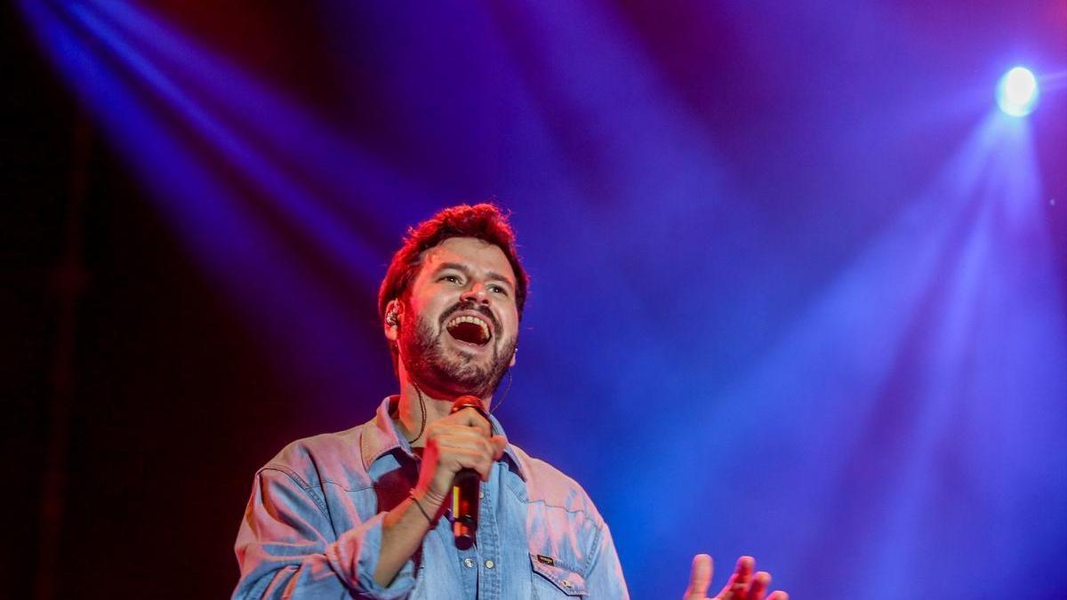Guillermo “Willy” Bárcenas, cantante del grupo Taburete durante un concierto en el Hipódromo de La Zarzuela