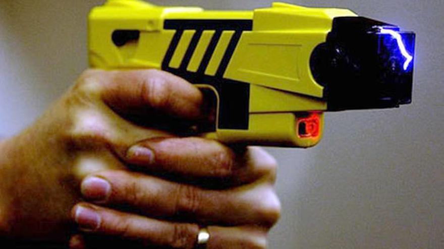 Imagen de un arma taser, armas eléctricas no letales pero que causan un importante daño.