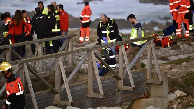 Servicios de emergencias trabajan en el lugar de los hechos