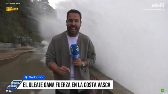 Ovejero pasó de explicar el estado del mar a quedar prácticamente fuera de plano bajo el impacto del agua.