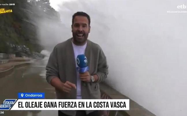 Ovejero pasó de explicar el estado del mar a quedar prácticamente fuera de plano bajo el impacto del agua.