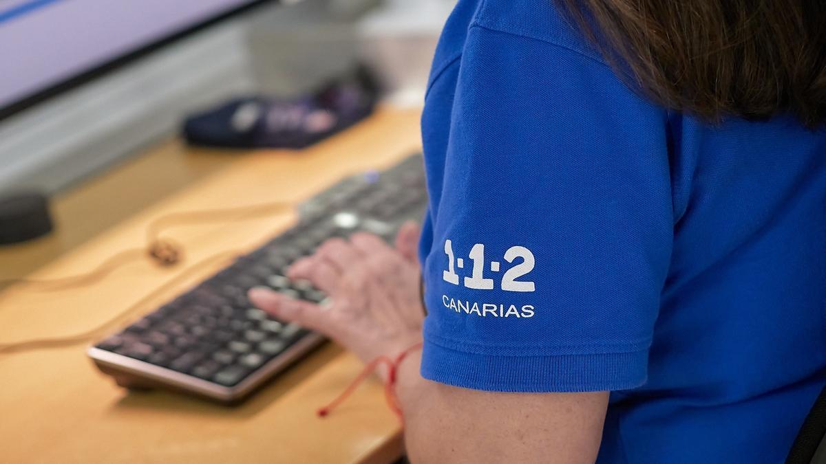 Una trabajadora del Servicio Canario de Emergencias