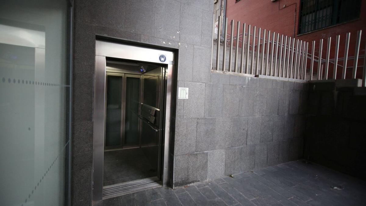 El ascensor de la plaza Felisa Munárriz es el que más incumplimientos acumula en materia de accesibilidad.
