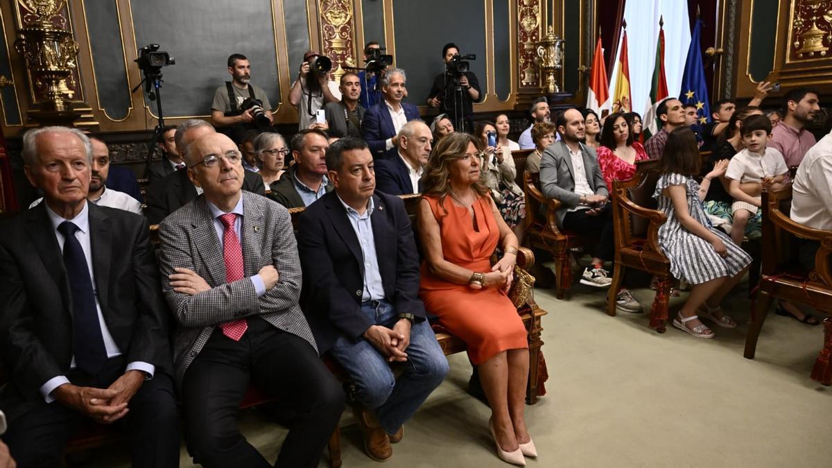 Ambiente en el pleno de reelección de Juan Mari Aburto como alcalde de Bilbao