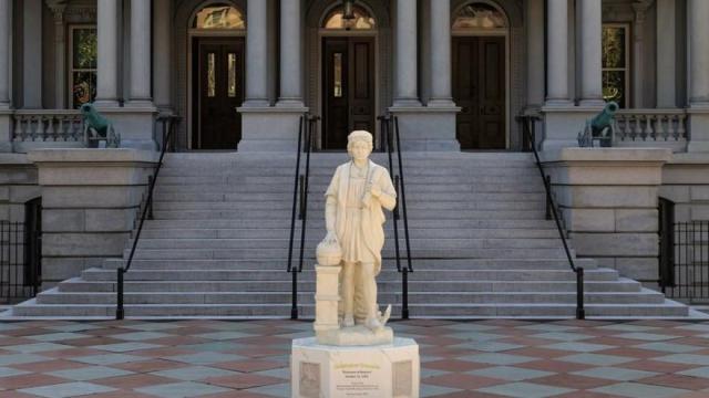 Estatua de Cristóbal Colón que Donald Trump ha instalado en los terrenos de la Casa Blanca