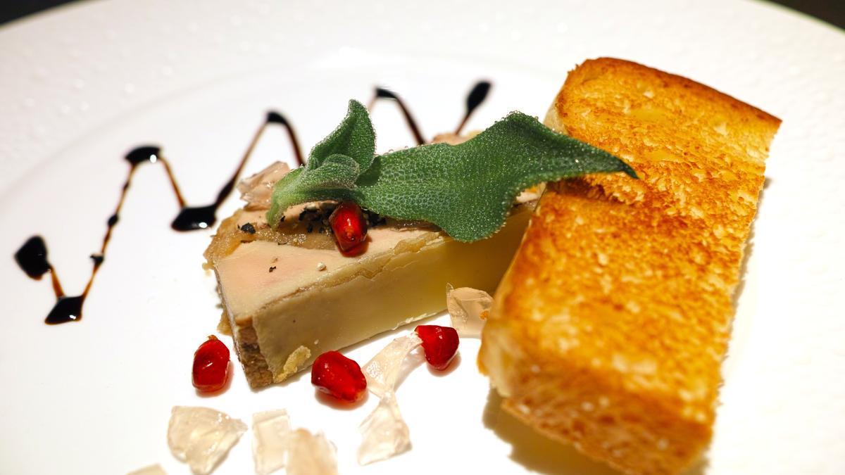 Imagen de archivo de un plato con foie gras.