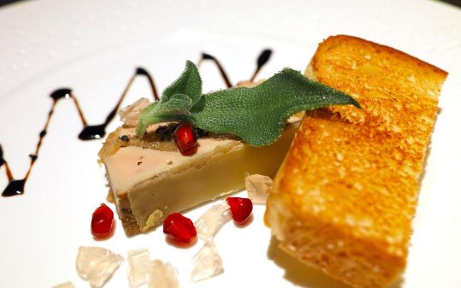 Imagen de archivo de un plato con foie gras.