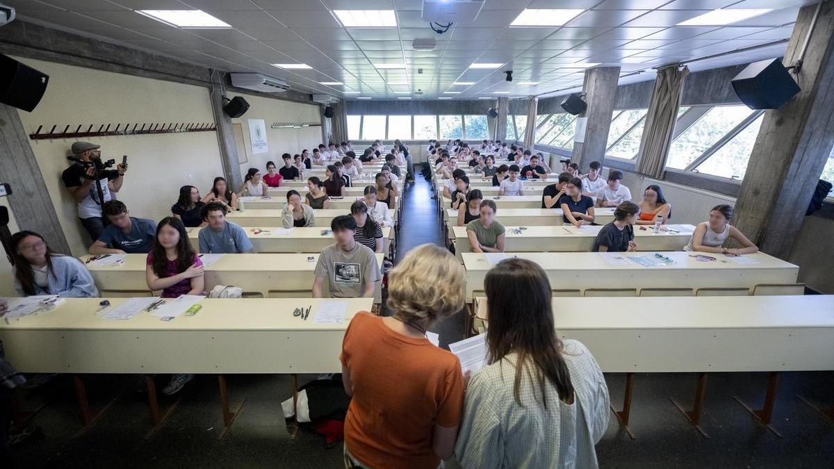 Un grupo de estudiantes, a punto de hacer su primer examen de la PAU en la Complutense de Madrid, donde las pruebas arrancaban ese lunes.