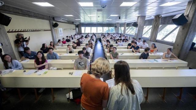 Un grupo de estudiantes, a punto de hacer su primer examen de la PAU en la Complutense de Madrid, donde las pruebas arrancaban ese lunes.