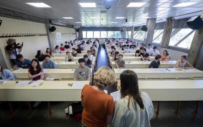 Un grupo de estudiantes, a punto de hacer su primer examen de la PAU en la Complutense de Madrid, donde las pruebas arrancaban ese lunes.